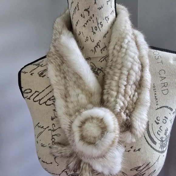 Elegant Faux Fur Scarf in Cream and Brown - Picture 4 of 5